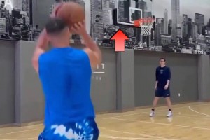 汤普森这投篮节奏真的太顺其自然了，你是这样投篮的么...