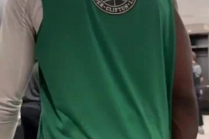 看凯尔特人今天赛后更衣室这个氛围，不知道的以为输了湖人20分