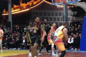 上下步吹我走步？这球把老外给急的😬吧友们觉得这球走步吗