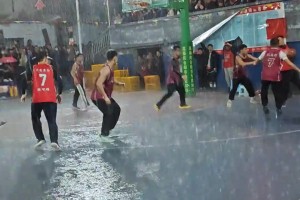 贵州的篮球太疯狂了！下大雨也打 晚上也打通宵？！