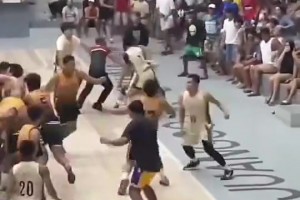 不知道球打的咋样，这拳头都是抡圆打出来的