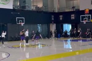 今天东契奇和里夫斯比拼LOGO投篮！结果77输了，气得把球扔向教练😂