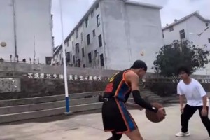 只能说神似了！有粉丝模仿亚历山大打球动作